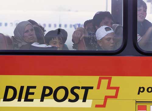 FLUECHTLINGE POSTAUTO.jpg